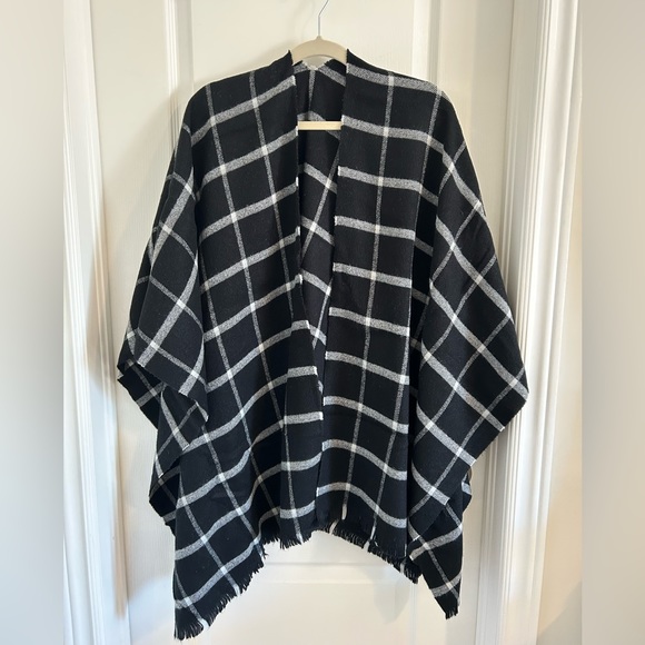 Gap Poncho - Picture 1 of 2